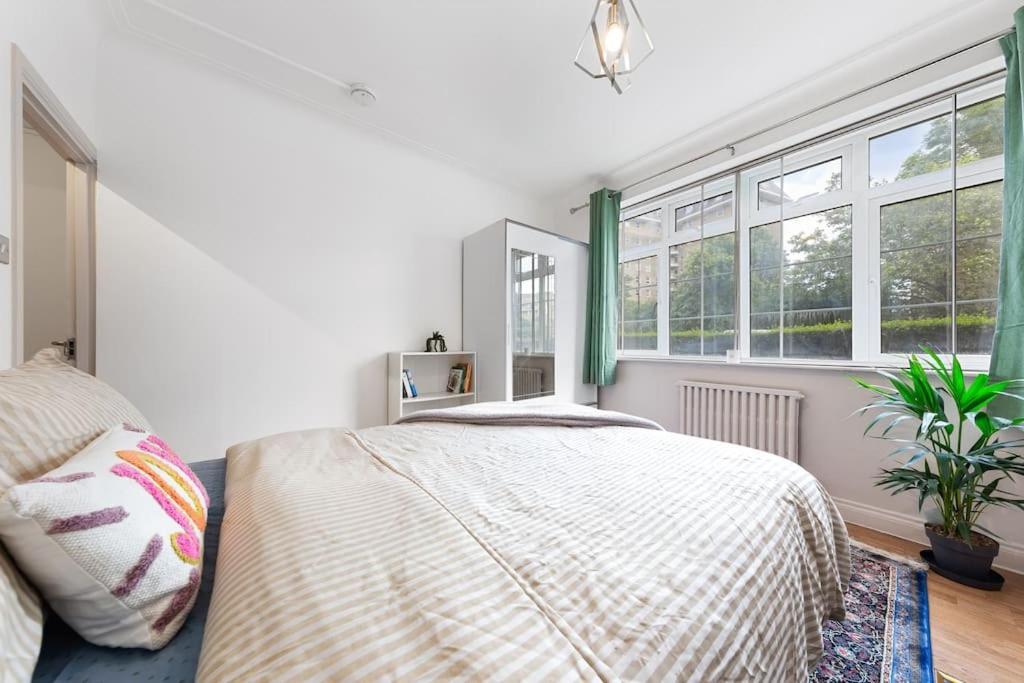 Brand New 3 Bedroom Flat In * Londen