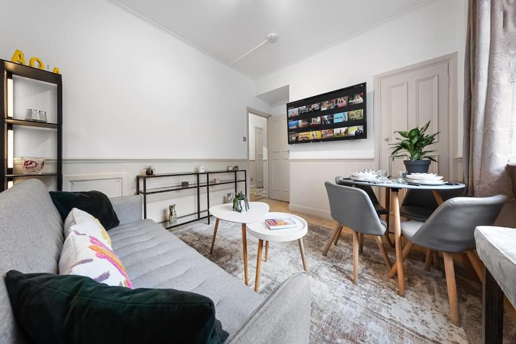 Brand New 3 Bedroom Flat In Londra