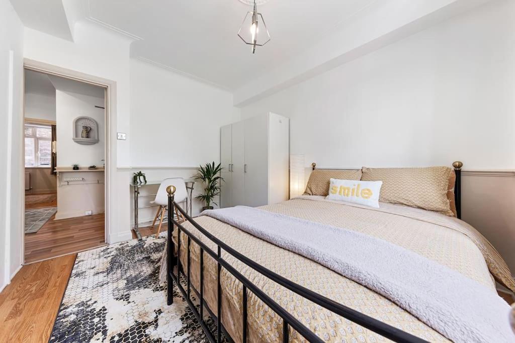 Brand New 3 Bedroom Flat In Londra