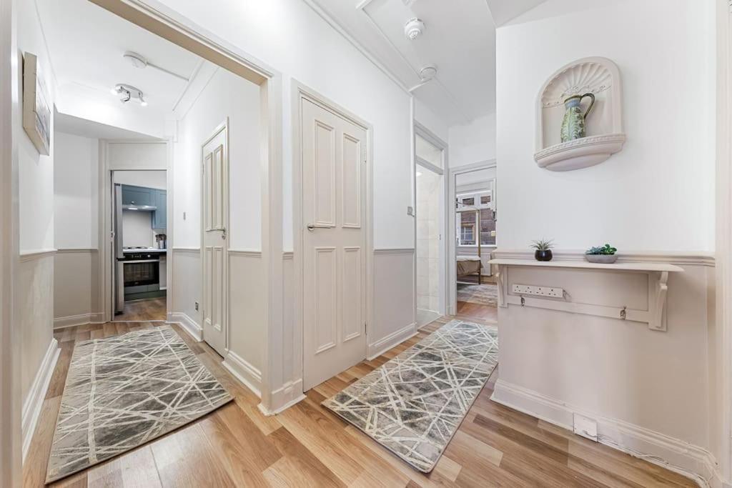 Brand New 3 Bedroom Flat In * Londra