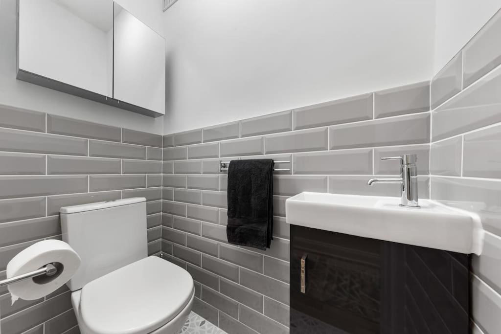 Brand New 3 Bedroom Flat In * Londra