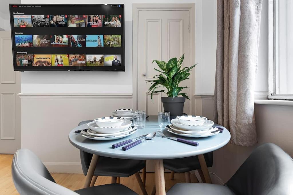 Brand New 3 Bedroom Flat In Londra